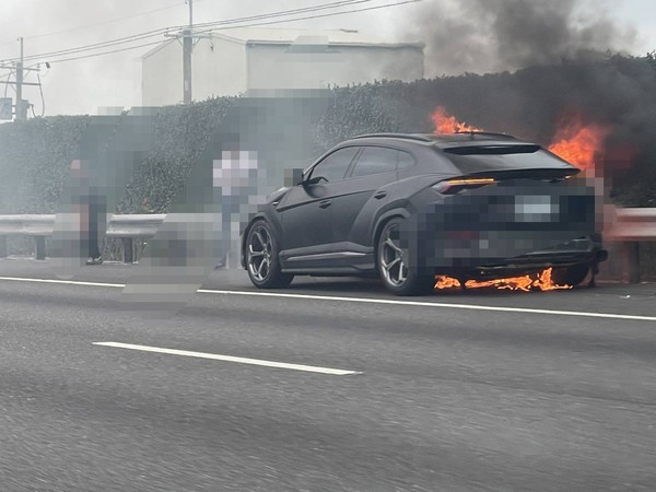 一輛藍寶堅尼超跑休旅車在國道路肩起火燃燒，據了解駕駛是彰化某上市公司二代。 圖：彰化踢爆網提供
