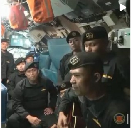 印尼KRI Nanggala 402潛艇53名官兵合唱的《再見》影片流出，成為他們最後的告別。 圖：翻攝自Erix Soekamti個人IG
