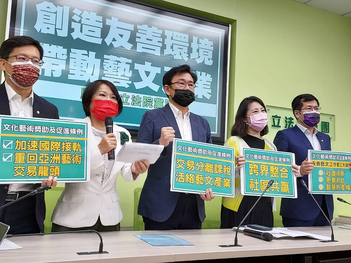 民進黨團則召開記者會，呼籲盡速讓文獎條例通過，讓藝術產業成台灣另座護國神山。 圖:陳佩君/攝