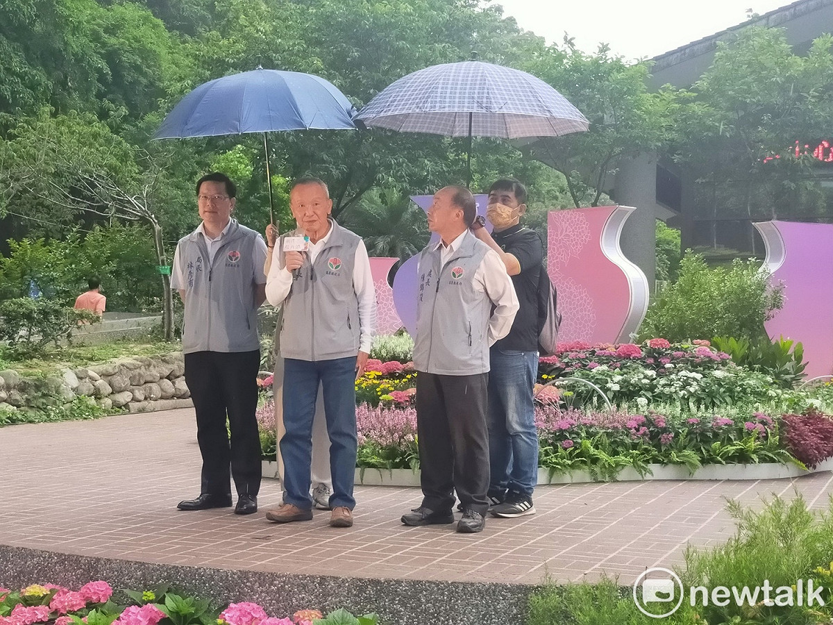 苗栗縣長徐耀昌參加南庄花卉節記者會時祈雨馬上見效。 唐復年/攝