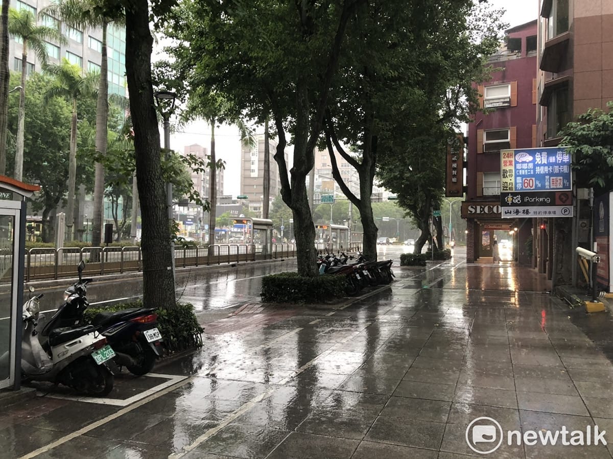 由於午後對流旺盛，台北、新北、嘉義、桃園都有出現較大雨勢。 圖：汪靖軒／攝