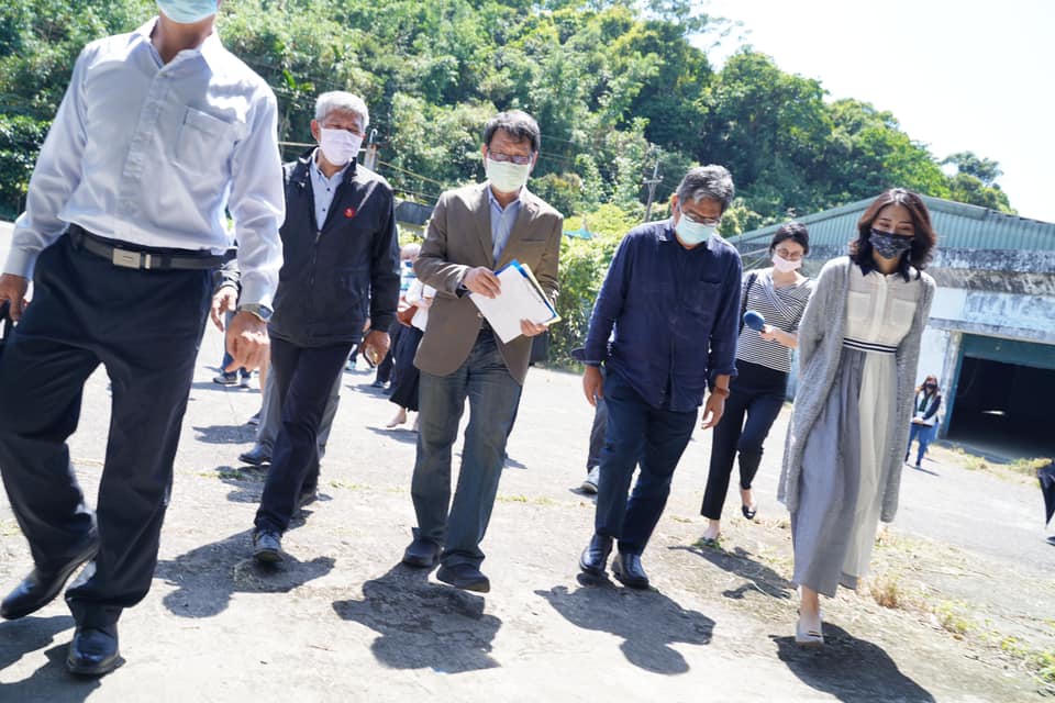 立委沈發惠、賴品妤和國防部相關單位及紙風車劇團一起會勘場址。 圖：翻攝自賴品妤臉書