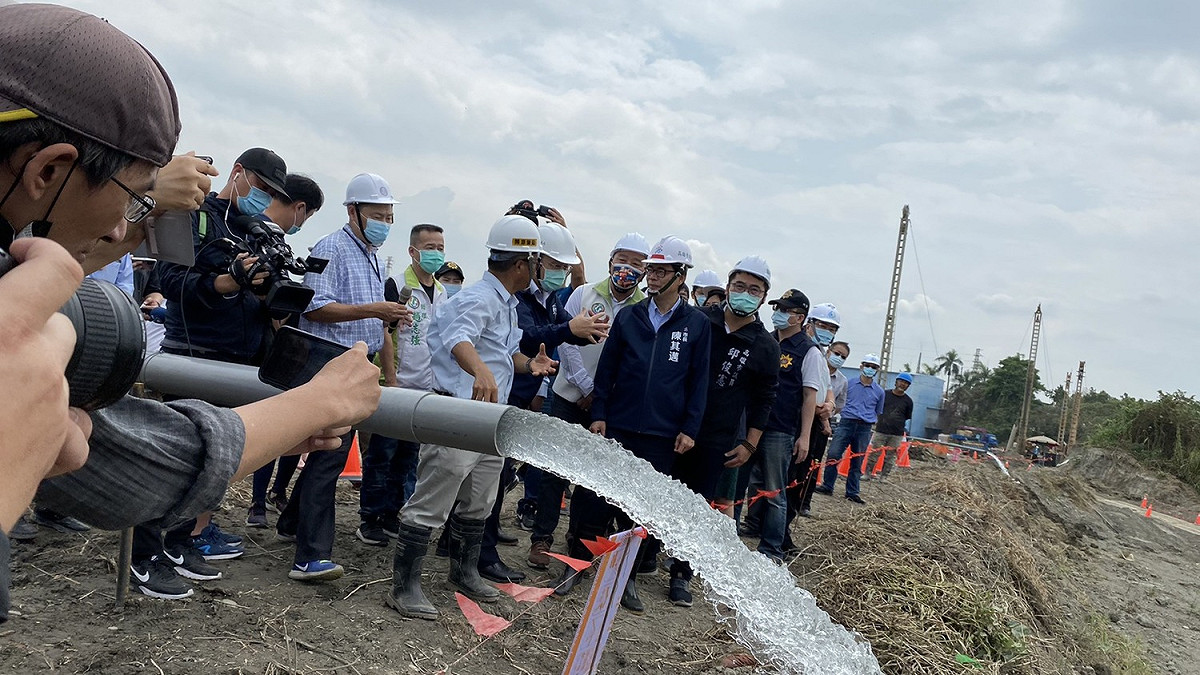 陳其邁親至九曲堂視察抗旱鑿井工程進度。 圖：高雄市水利局/提供
