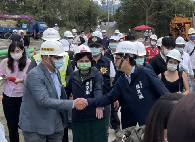 陳其邁(前右)感謝水利局與鑿井施工人員的辛勞。 圖：高雄市水利局/提供