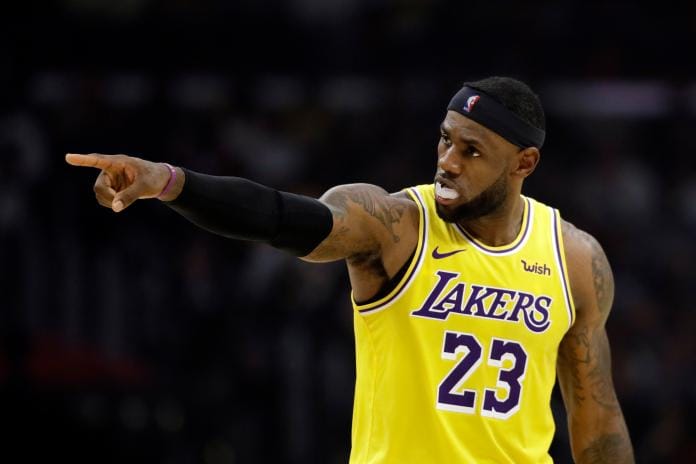 外界都在看湖人「詹皇」LeBron James何時歸隊，湖人隊友Dennis Schroder透露他知道詹皇何時復出但賣關子不說。 圖／美聯社／達志影像