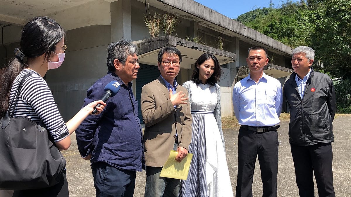 立委沈發惠、賴品妤和國防部相關單位及紙風車劇團一起會勘場址。 圖：立委沈發惠提供