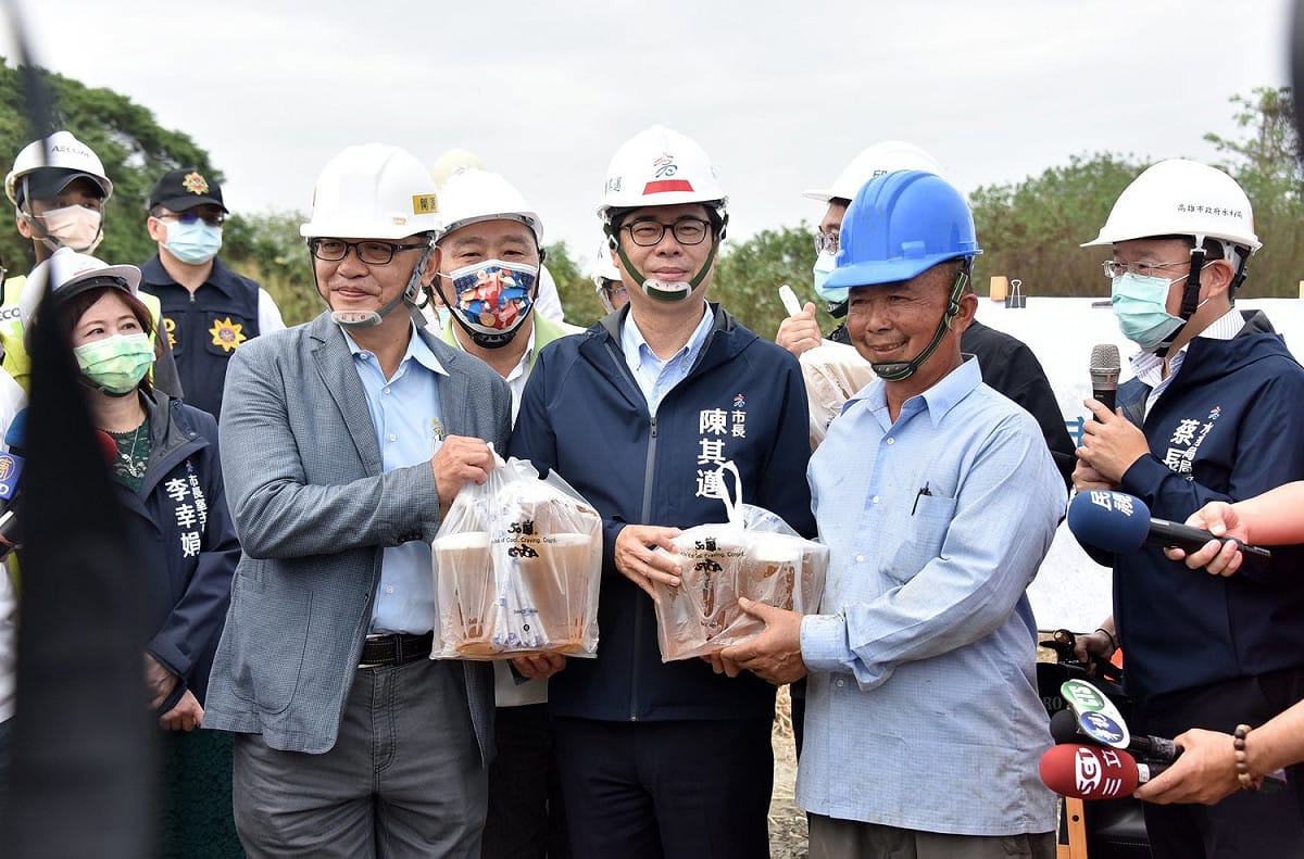 陳其邁感謝水利局、以及第一線工程人員全力趕工。 圖：翻攝自陳其邁臉書