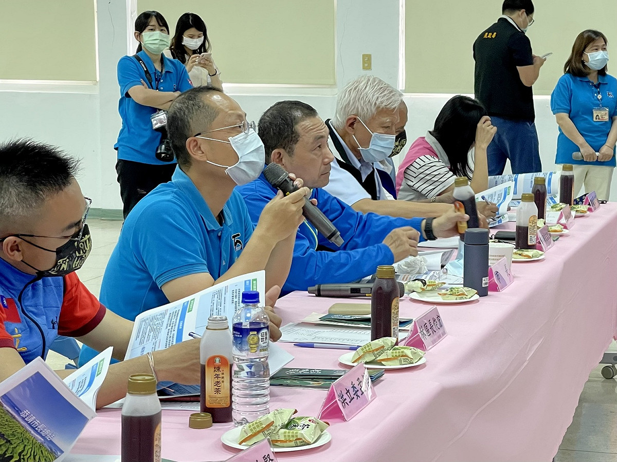 新北市政府「行動治理」列車今天開往石門區，市長侯友宜率局處官員與石門區里長們座談。 圖：新北市民政局提供