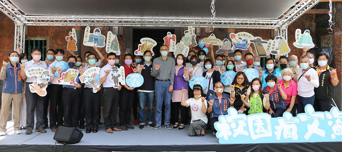新北市政府文化局首度與11所學校合作，走進校園推廣文化資產，並前往偏鄉學校示演北管和布袋戲。 圖：新北市文化局提供