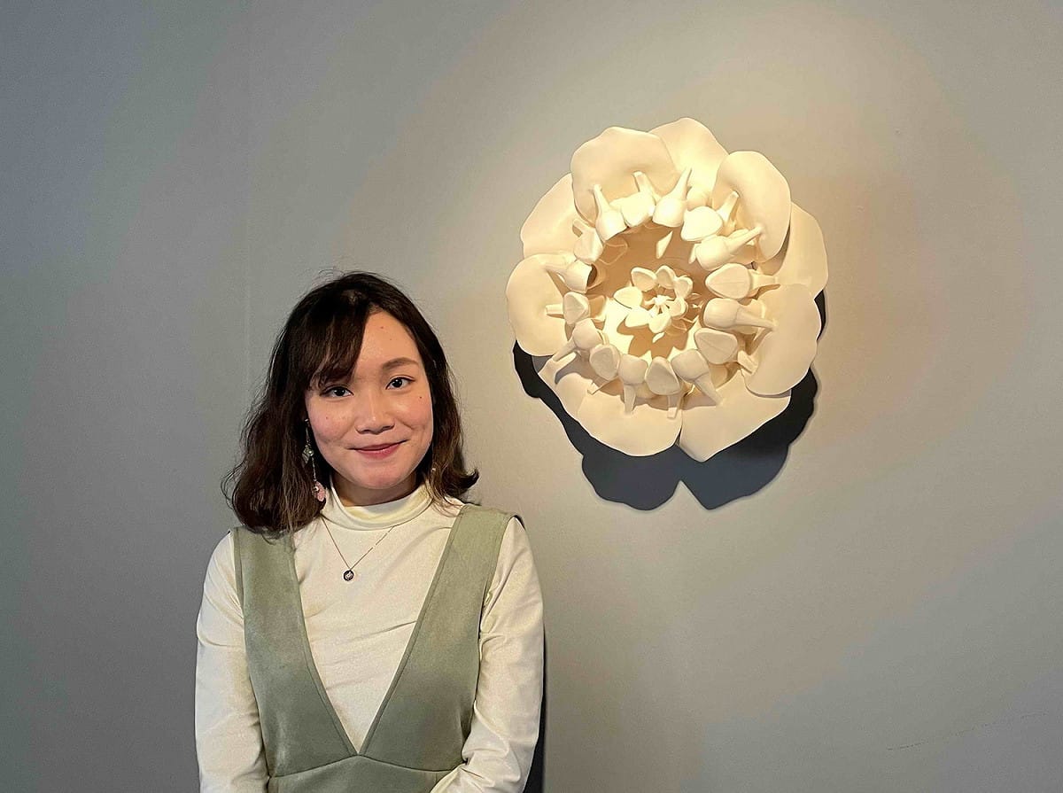首次公開展出以植物寓意的《食人花》，色調素白卻呈現華麗感。 圖：鶯歌陶瓷博物館提供