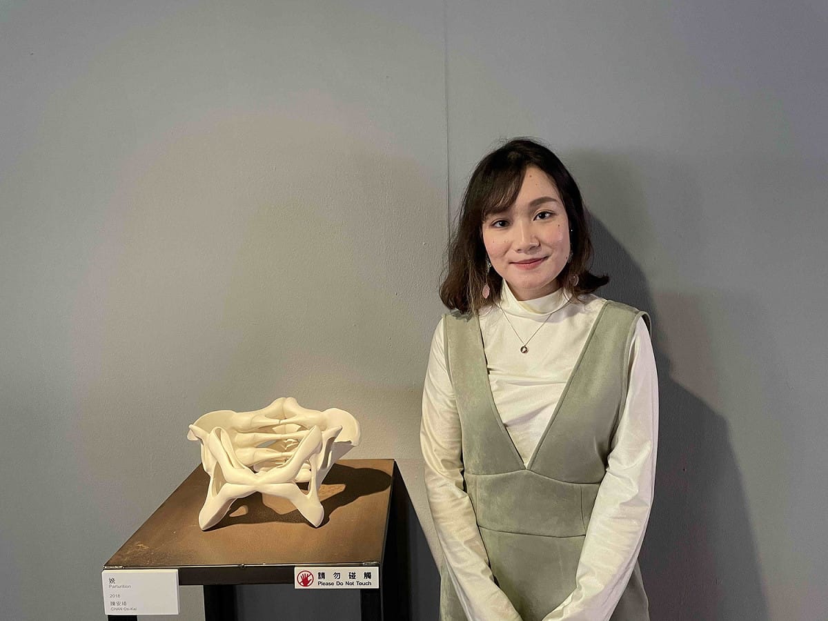 陳安琦以骨盆為造型的《娩》精巧的展現女人妊娠孕育的骨盆。 圖：鶯歌陶瓷博物館提供