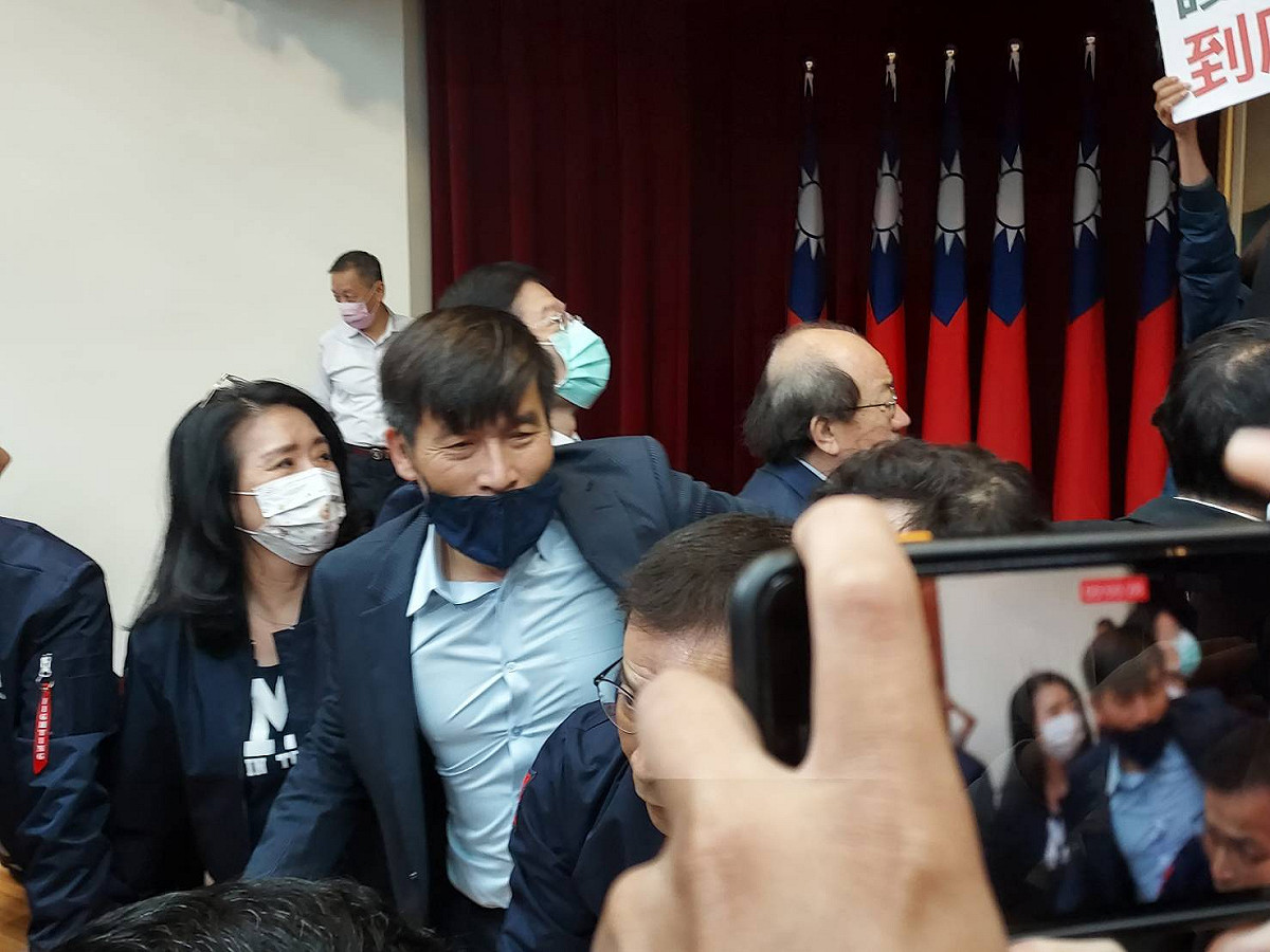 民進黨立委鍾佳濱（左二）被架走。 圖：陳佩君/攝