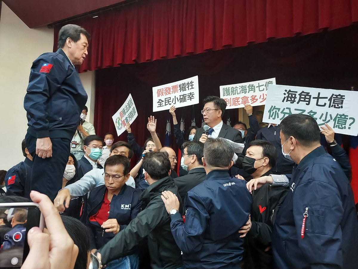 《會計法》99條之1修法，國民黨費鴻泰（左）站上台向民進黨立委抗議。 圖：陳佩君/攝