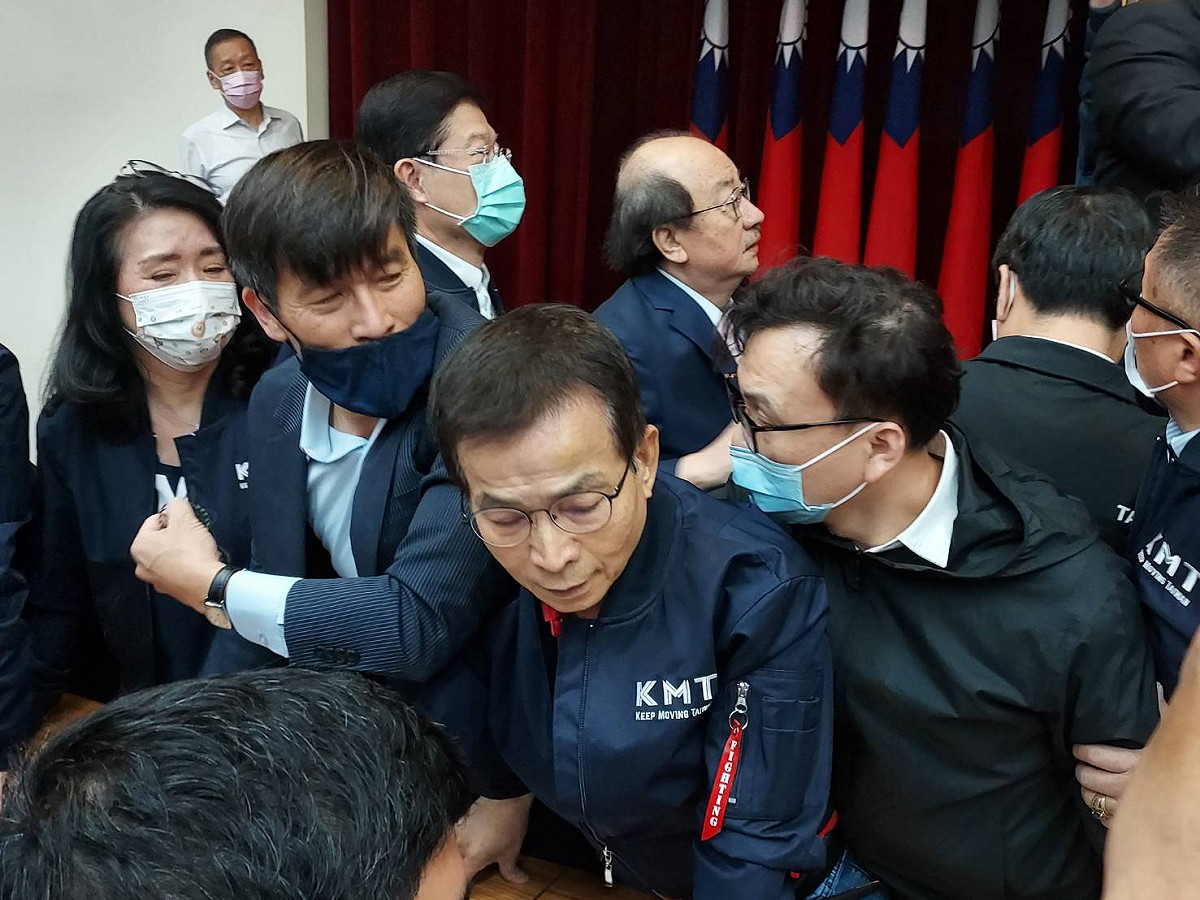 《會計法》99條之1修法，立法院藍綠爆發衝突。 圖：陳佩君/攝