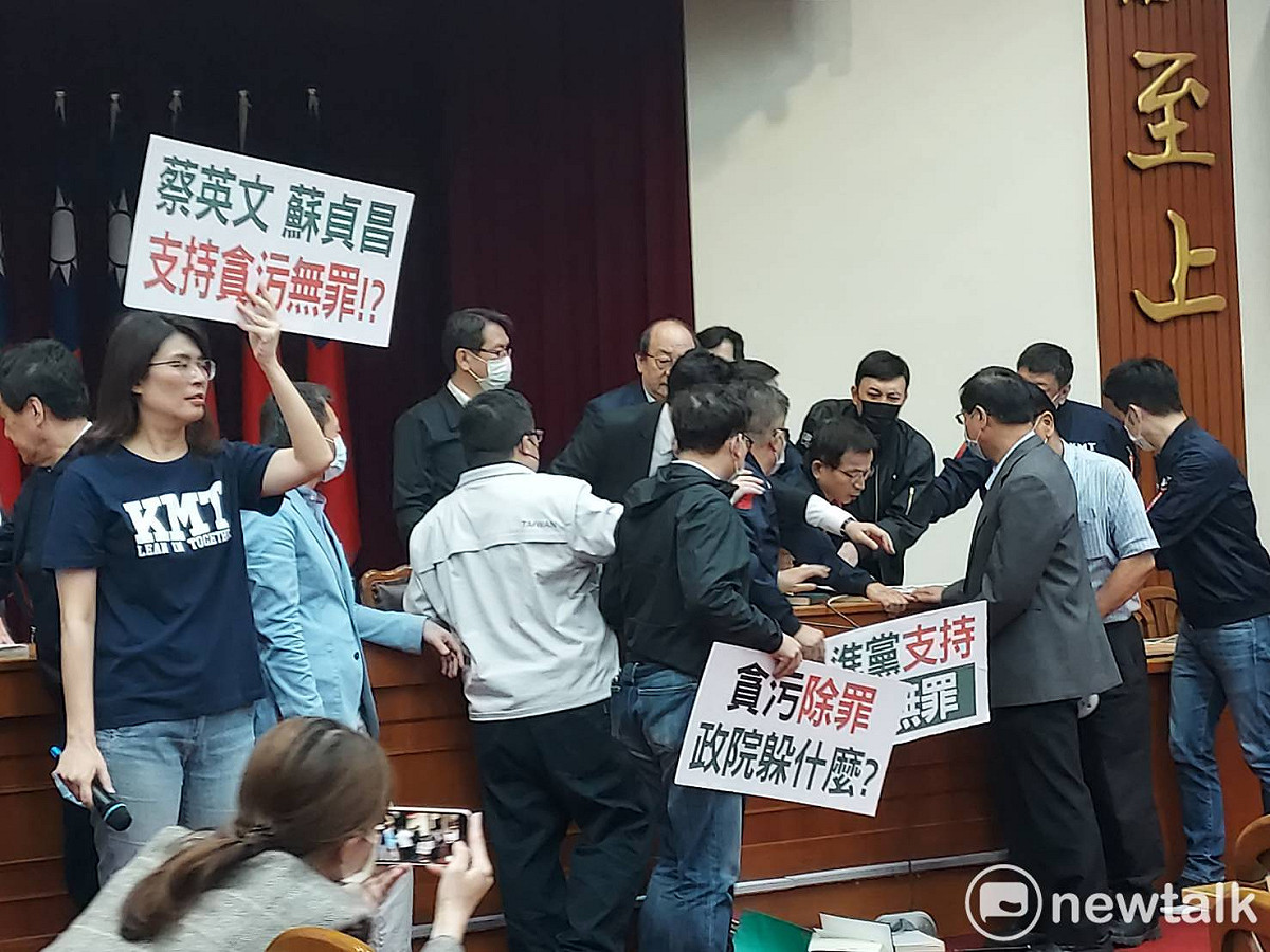 賴士葆試圖拔麥克風。 圖：陳佩君/攝