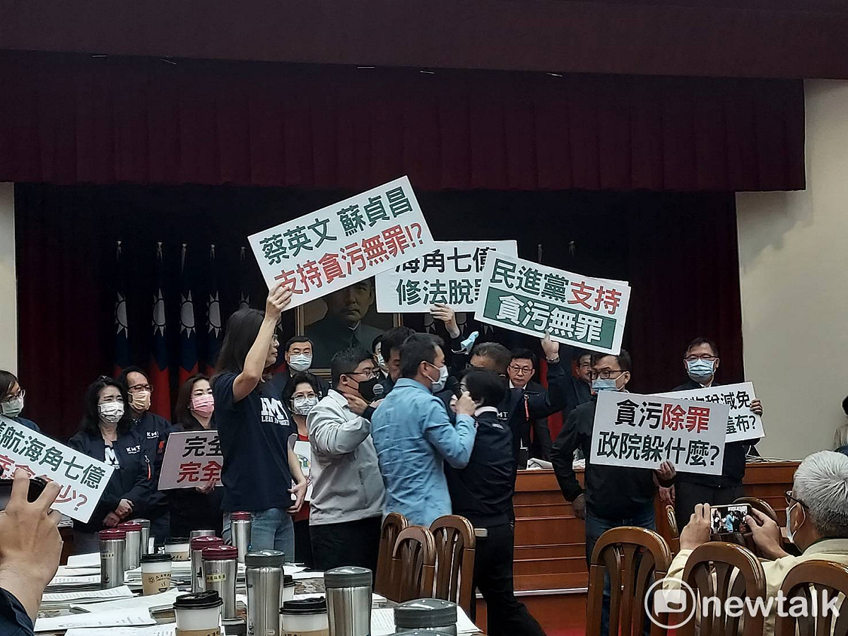 綠委蔡易餘與藍委推擠。 圖：陳佩君/攝