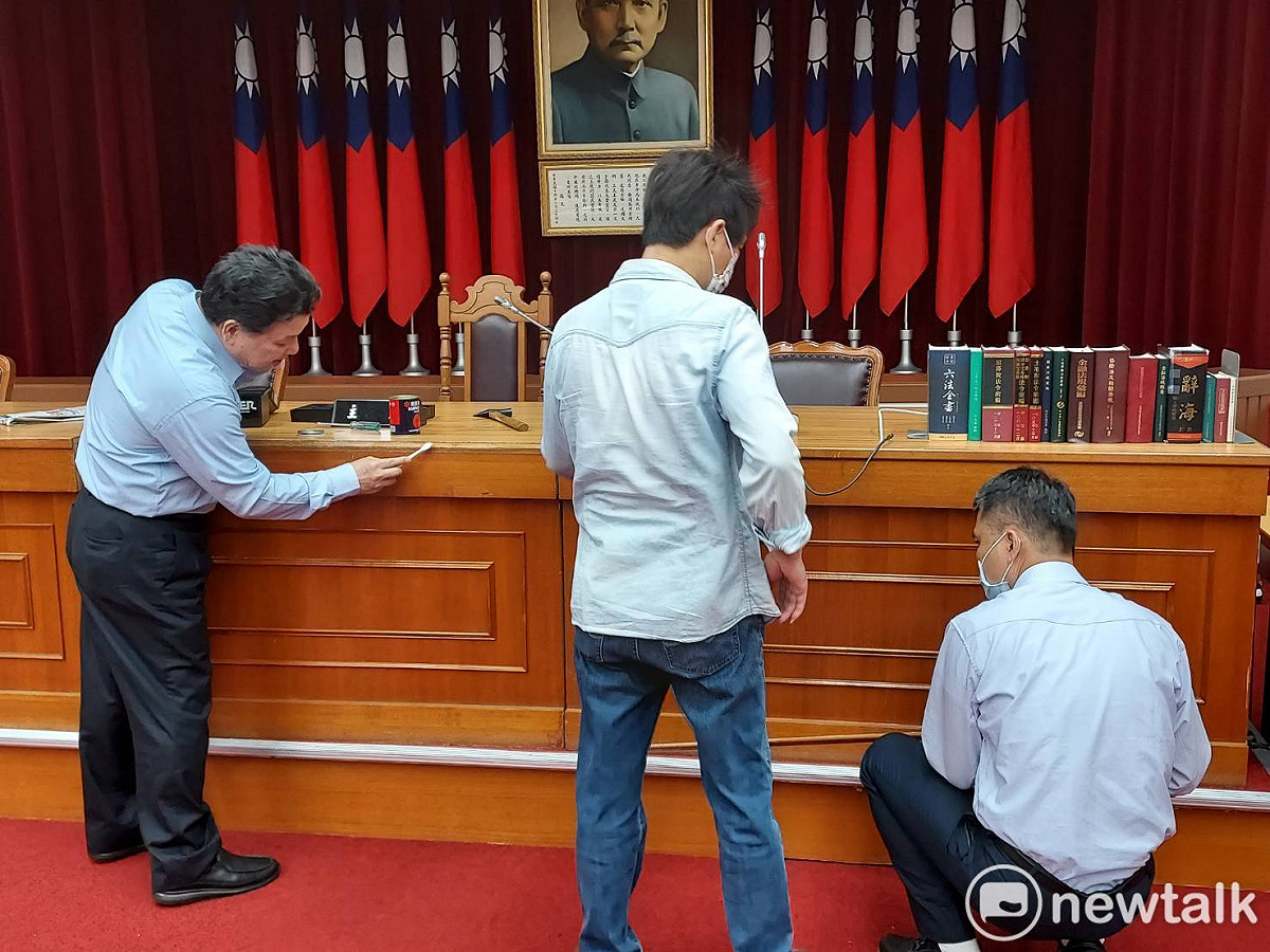 議事人員修復被破壞的主席台。 圖：陳佩君/攝