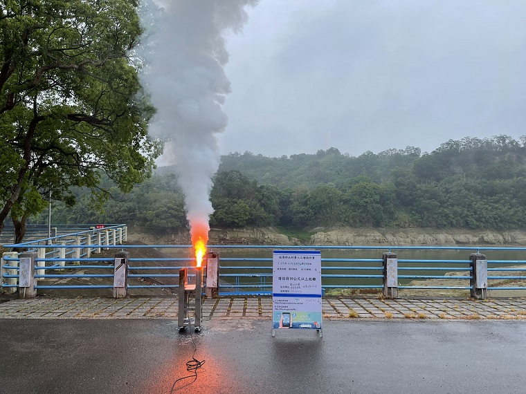 今日上午鋒面靠近北部縣市都出現降雨，水利署也於明德、石門等5水庫進行人工增雨。 圖：水利署／提供