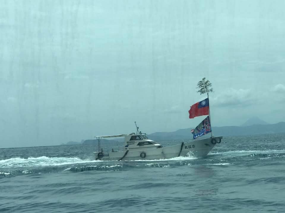 除了港口揮旗，位於大隅半島的鹿屋市，也從海上動員漁船揚旗歡迎台灣訪問團。 圖：擷自謝長廷臉書