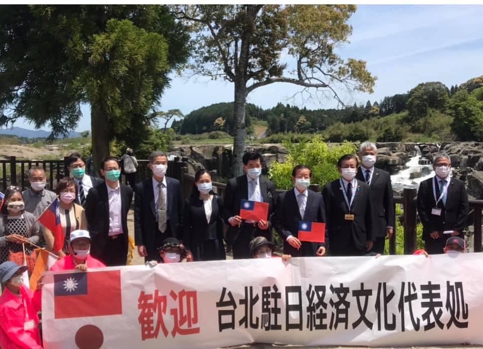 駐日代表謝長廷前往九州鹿兒島縣進行2天的訪問，他在臉書上發文表示，這兩天在鹿兒島所到之處，都有國旗，從旅館到山上的餐廳、海洋的船舶都可見青天白日飄揚。 圖：擷自謝長廷臉書