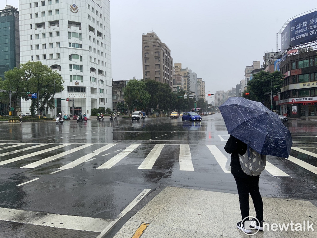 氣象局長鄭明典表示，消失的高壓又出現了，近期出現降雨的南部可能再度回到又熱又乾的天氣。 圖：張家寧／攝