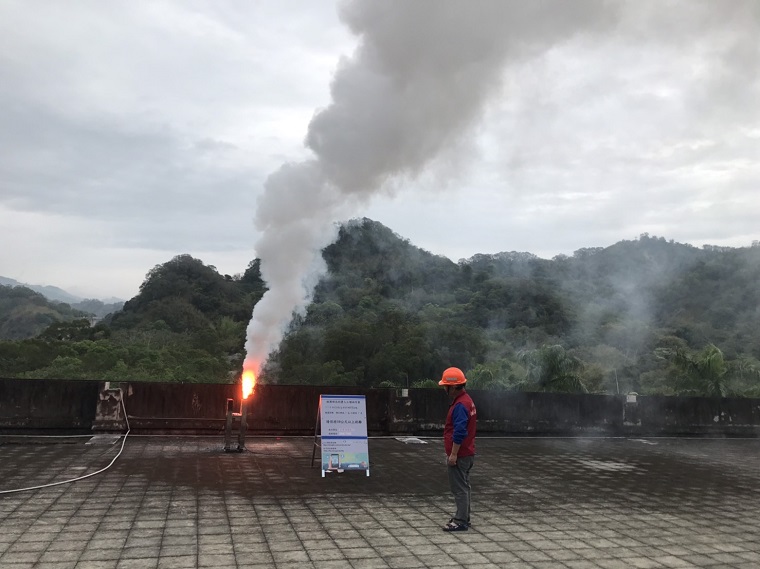 水利署在鯉魚潭水庫實施人工造雨。 圖/取自水利署網站