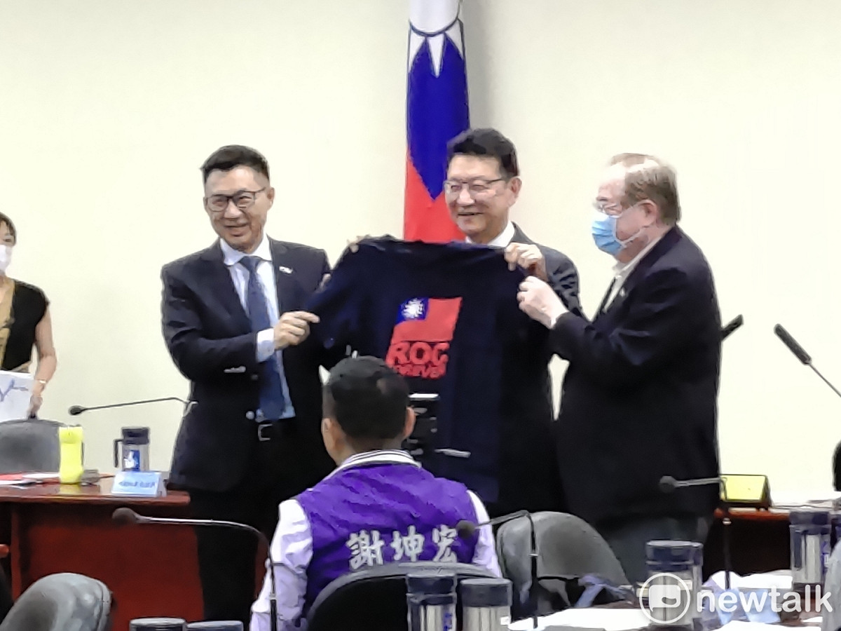 中廣董事長趙少康 （中）稱很可惜沒看到國民黨聯合執政縣市組成聯盟，但國民黨主席江啟臣（左）早已發起。 圖：黃建豪/攝（資料照）