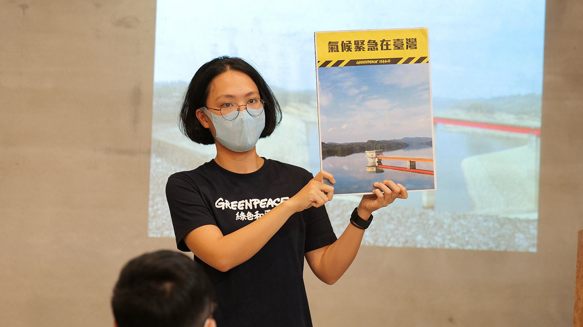 綠色和平專案主任劉羿君今（28）日以寶山第二水庫缺水前的照片，凸顯臺灣缺水現況。 圖：綠色和平提供