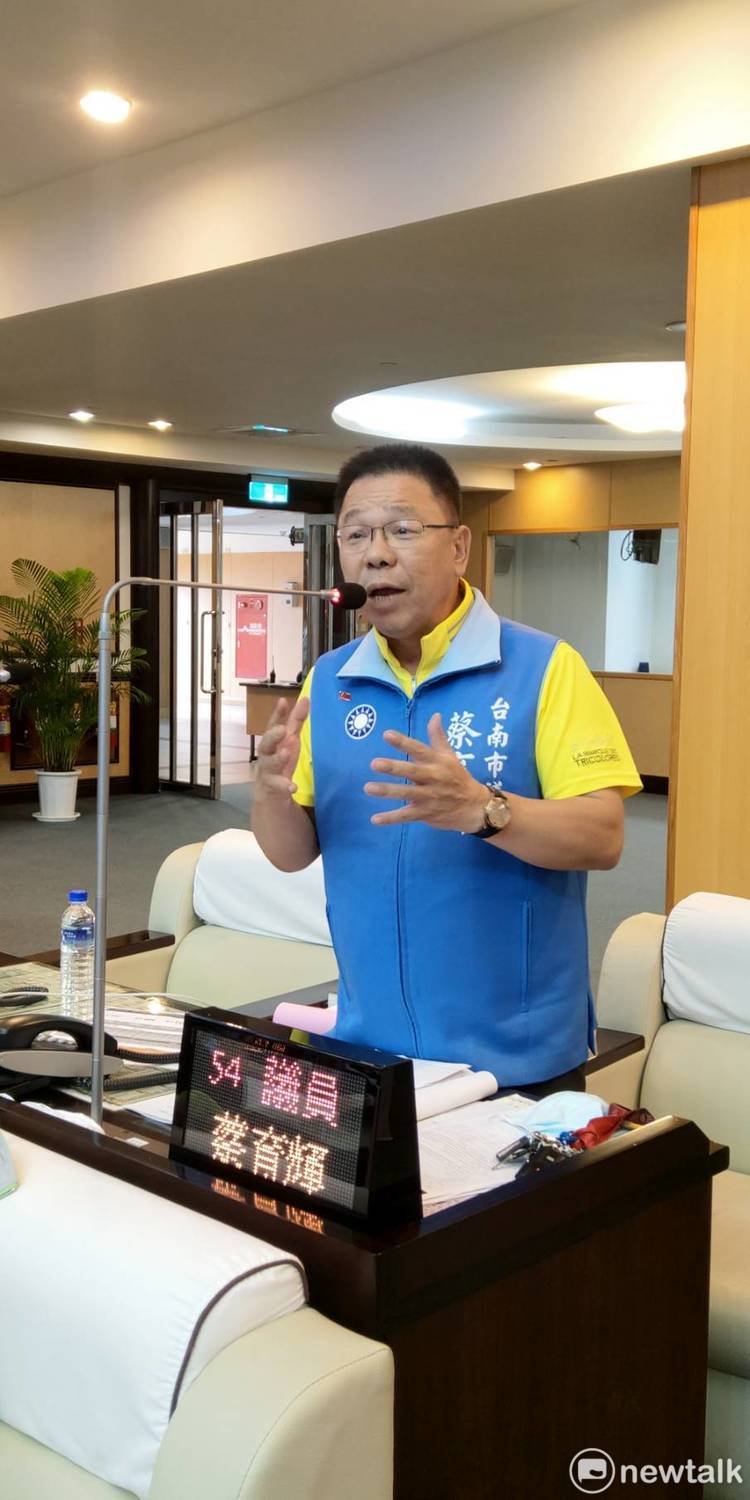 台南市議員蔡育輝在財稅主計工作報告時質疑，台南市在六都中又墊底，出差超過60公里才給200元，其他五都都給400元，加班費更是離譜，因為台南公務員挑燈夜戰加班都拿不到錢。 圖：黃博郎／攝