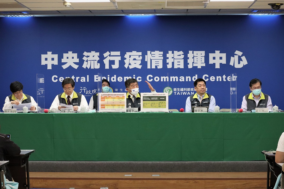 指揮中心今公布本土感染個案中，其中1例為昨日公布華航血清抗體呈陽性機師之同住家人。而該案例為林口康橋國際學校的學生。 圖：中央流行疫情指揮中心/提供