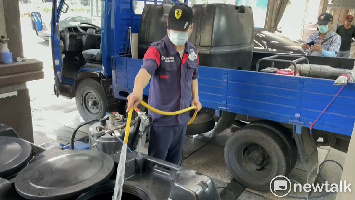 台南市政府上周宣布全市洗車場、游泳池、三溫暖等業者停止供水，同時加強相關配套措施，出動水車協助業者載運再生水。 圖：台南市政府提供