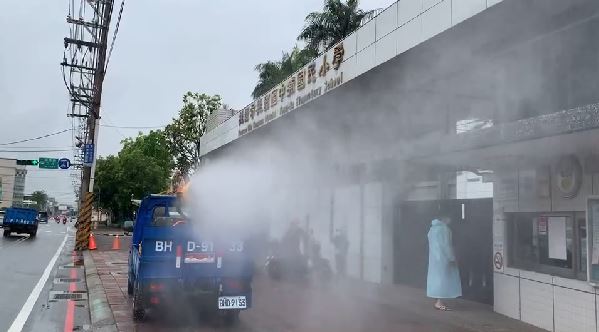最新本土病例案1112曾至中埔國小參加活動，環保局下午派員前往消毒。 圖：林昀真/攝
