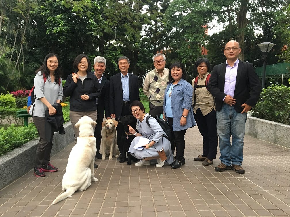 總統蔡英文2018年接見環團後，帶眾人和自己的貓狗互動。 圖：何宗勳/提供