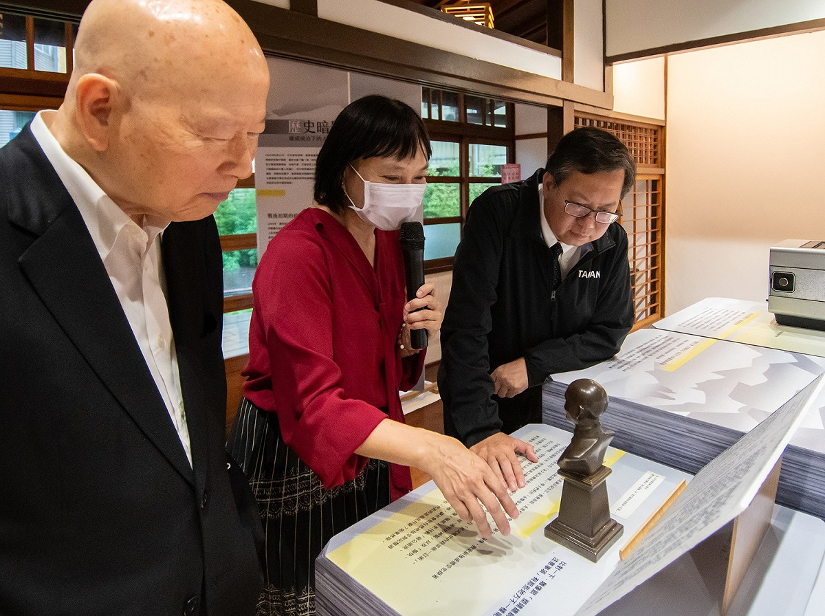 （左起）前民進黨主席許信良、促轉會主委楊翠及桃園市長鄭文燦均應邀出席「彼時影‧未來光-促轉會社會對話行動展」。 圖：桃園市政府／提供