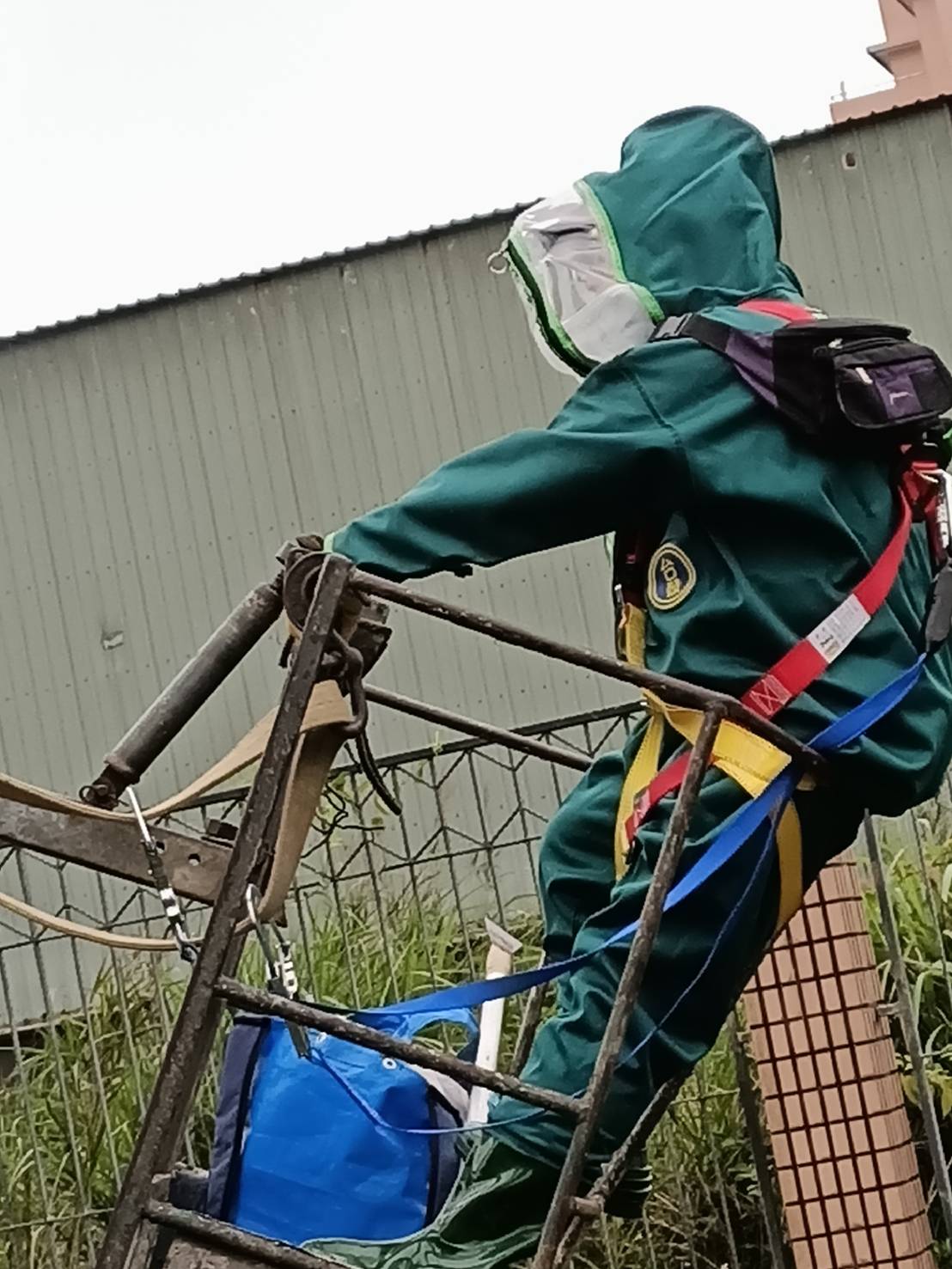 因高空作業需求，動保處採購安全裝備並要求人員熟練操作。 圖：新北市動保處提供