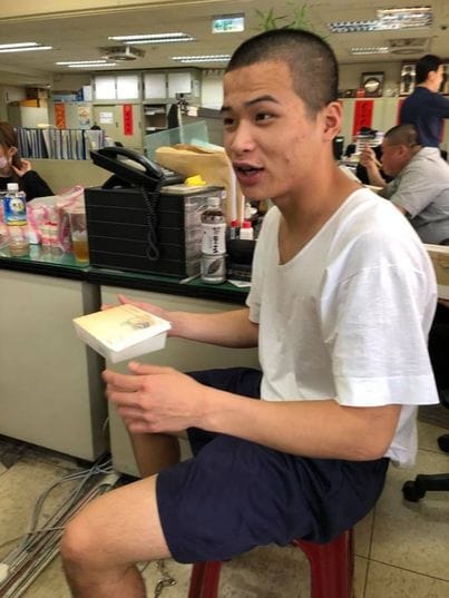 時代力量立委邱顯智28日晚間指出，警方疑似為趙介佑提供「特別服務」，讓他在警局面見借提的嫌犯。 圖 : 翻攝自趙介佑臉書