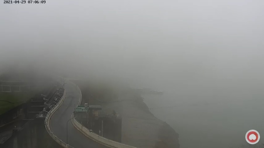 桃園市石門水庫下起大雨，今天清晨7時許，水庫一片朦朧。 圖：翻攝自石門水庫即時影像