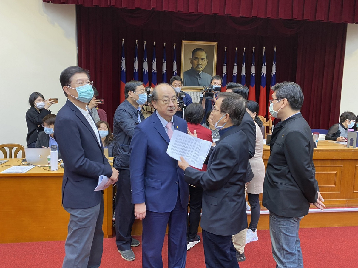 針對昨天《會計法》修法會議程序，藍綠立委爭論中。 圖：陳佩君/攝