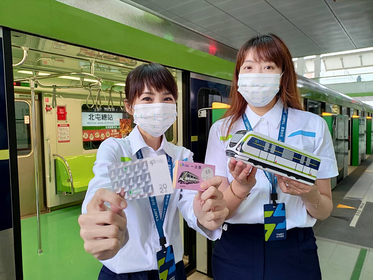 中捷在五一連假大促銷，乘客有會獲得免費乘車券、紀念卡及通車紀念酒。 台中捷運公司/提供