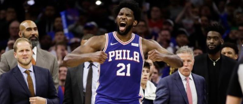 76人明星中鋒Joel Embiid率隊以44分之差大勝老鷹，提前鎖定晉級季後賽。 圖／美聯社／達志影像
