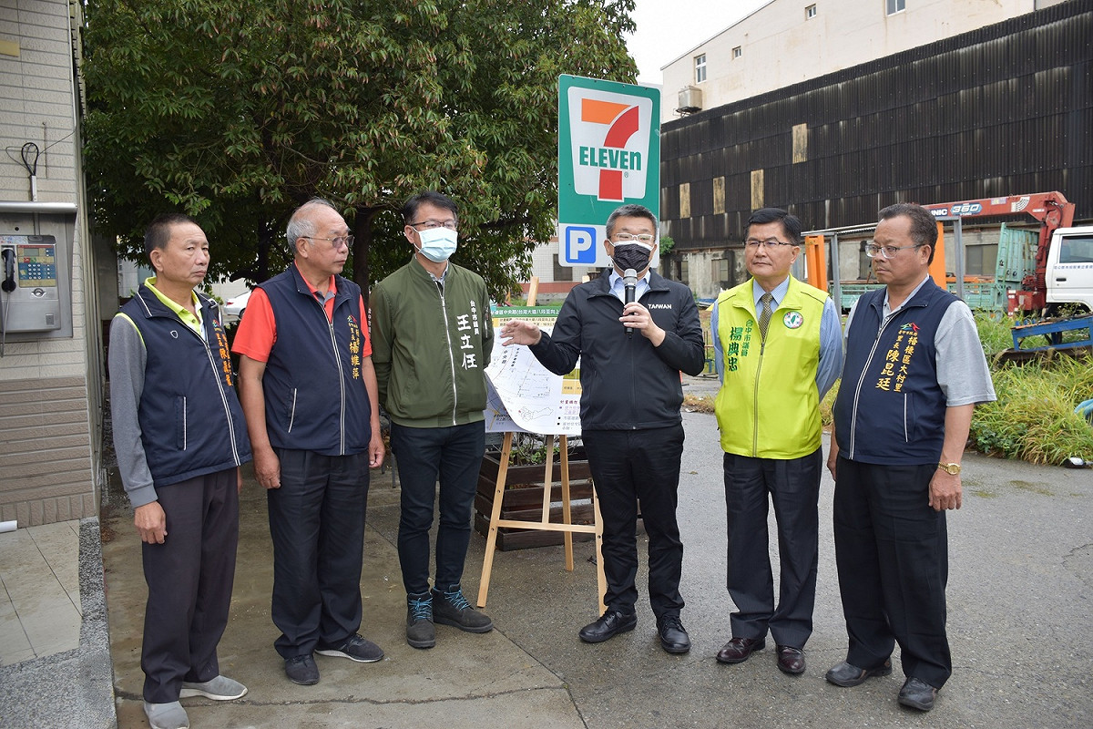 蔡其昌與市議員。當地里長到場會勘。 圖:蔡其昌辦公室/提供