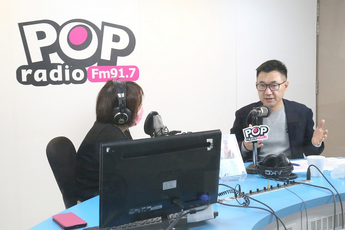 國民黨主席江啟臣接受電台專訪。 圖：《POP搶先爆》/提供