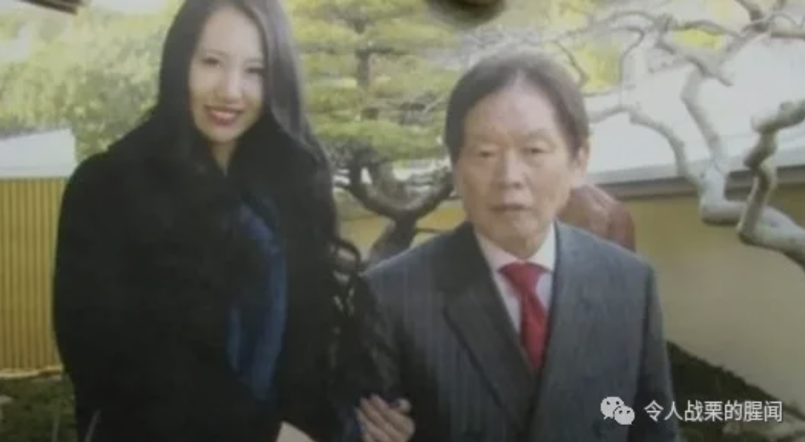 2018年日本77歲富豪野崎幸助（右）因服用過量興奮劑死亡於自宅。事隔近三年，警方調查認定，案發當時22歲與死者結婚三個月的妻子須藤早貴（左）嫌疑重大，當地時間27日警方決定收押。 圖：翻攝自微信公眾號