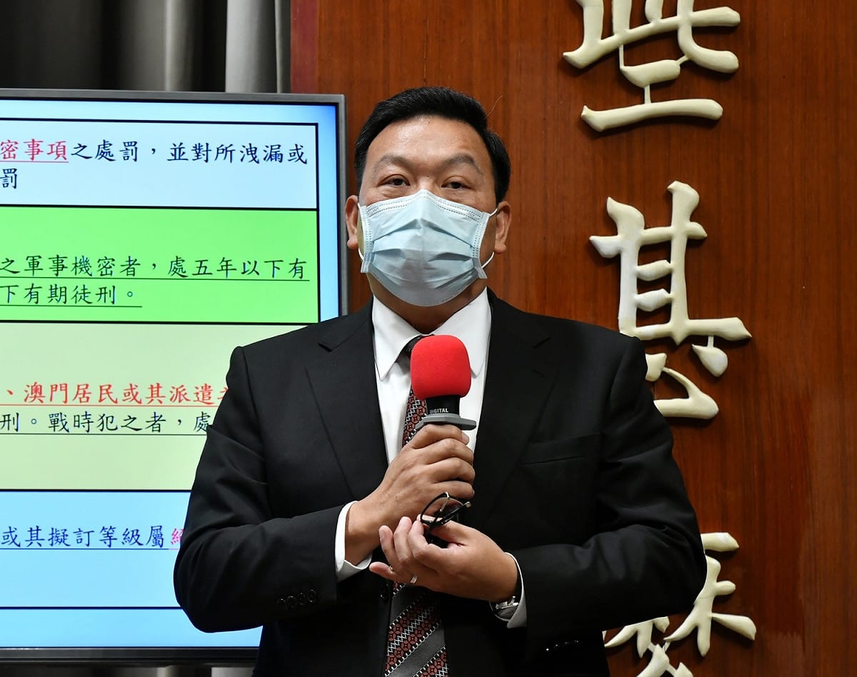 國防部法律事務司長沈世偉中將說明「陸海空軍刑法部分條文修正草案」。 圖：行政院提供