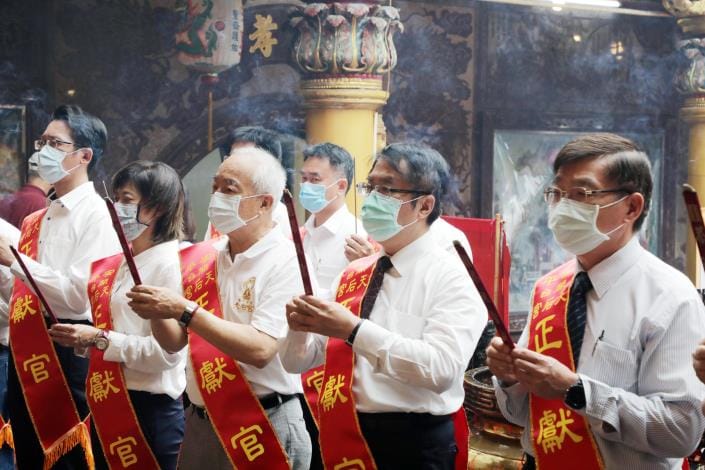 黃偉哲今日參加安平開台天后宮舉辦的祈雨法會，與各界代表在道長帶領下遵循古禮祈福。 圖：台南市政府／提供
