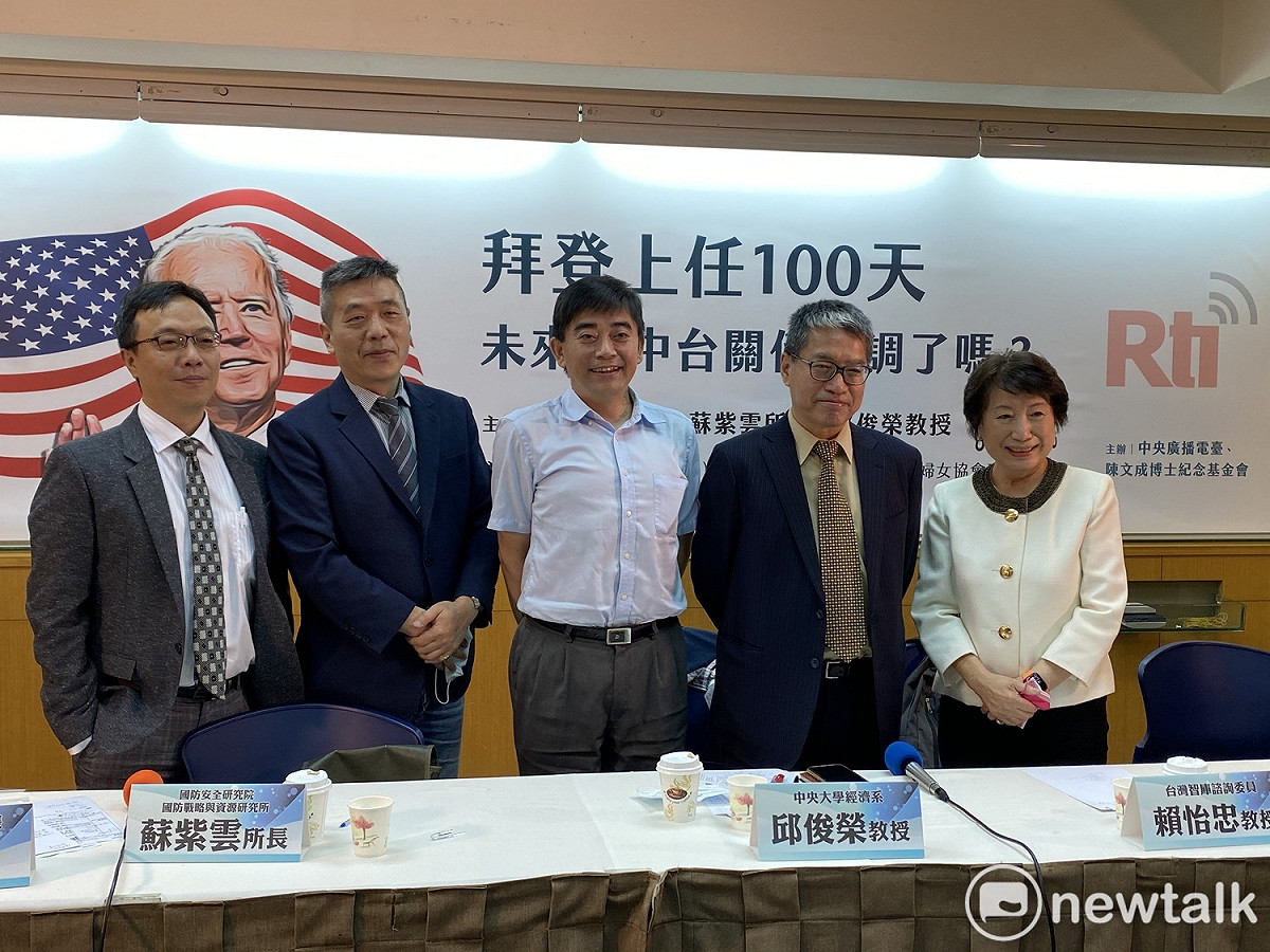 央廣總台長張正（左1）、亞太自由婦女協會理事長楊黃美幸（右1）、台灣智庫諮詢委員賴怡忠（右2）、國防安全研究院國防戰略與資源研究所所長蘇紫雲（左2）、中央大學經濟系教授邱俊榮（中）等人出席。 圖：周煊惠 / 攝