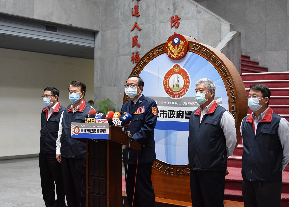 台北市警局長陳嘉昌今（29）晚親上火線說明松山分局警紀案。 圖：台北市警察局提供