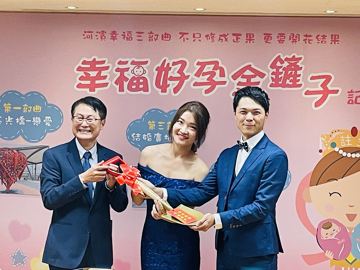 副市長陳純敬（左）贈送新人金鏟子，預祝「緊產子」。 圖：新北市水利局高灘地工程管理處提供