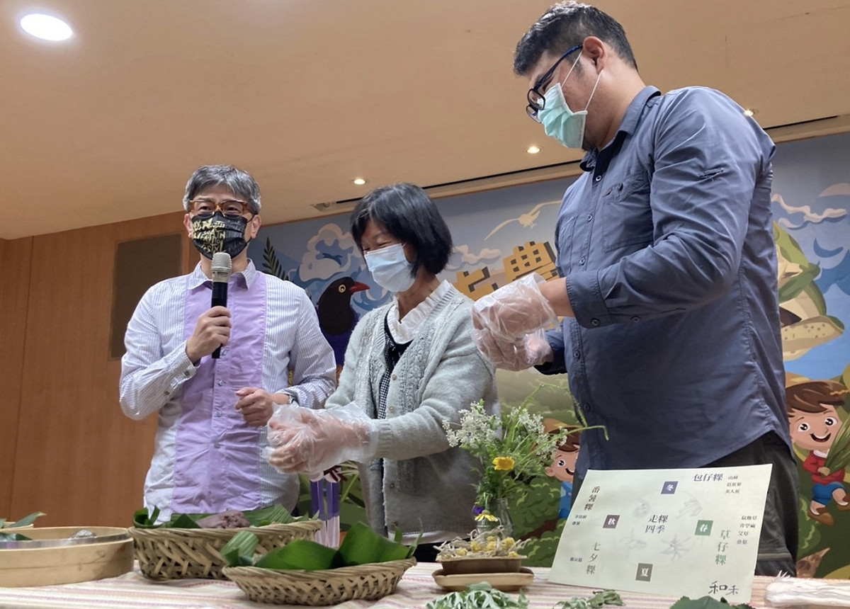 農業局長李玟(左)、農友代表陳桂鳳(中)及人禾基金會保育處長薛博聞(右)共同推廣新北農遊體驗。 圖：新北市農業局提供