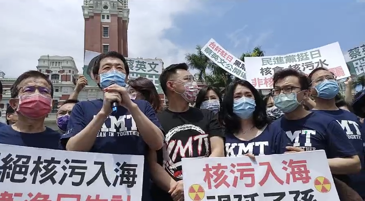 國民黨團今赴總統府抗議，要求駐日代表謝長廷立刻下台，並要求蔡英文總統出面。 圖：翻攝國民黨立法院黨團臉書直播